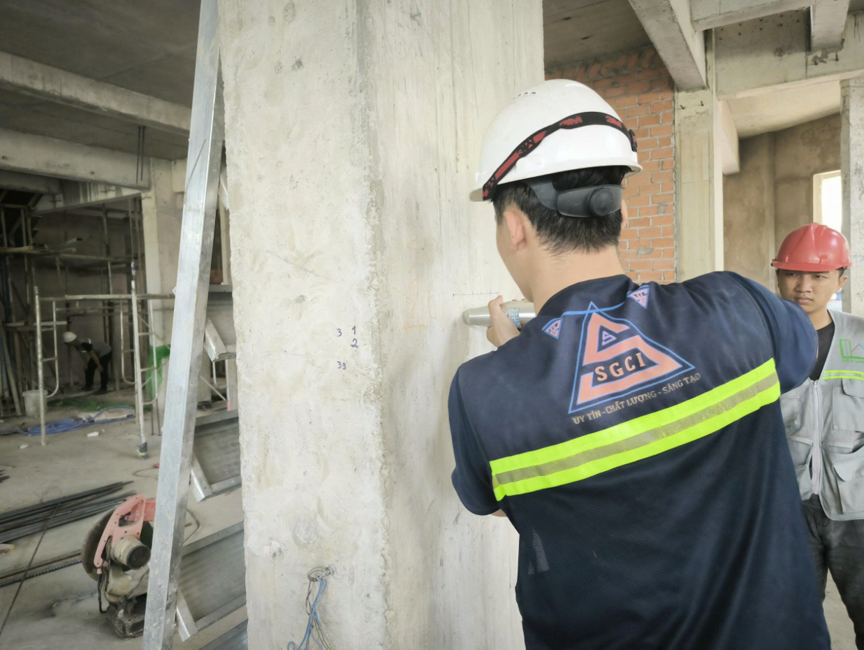 Ảnh có chứa trang phục, người, Công nhân, đồ bảo hộ lao động Nội dung do AI tạo ra có thể không chính xác.