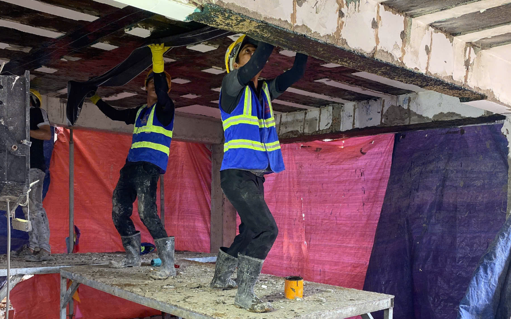 Ảnh có chứa trang phục, người, giày dép, tòa nhà Nội dung do AI tạo ra có thể không chính xác.