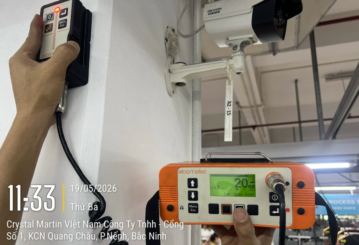 Ảnh có chứa văn bản, camera, máy, trong nhà Mô tả được tạo tự động