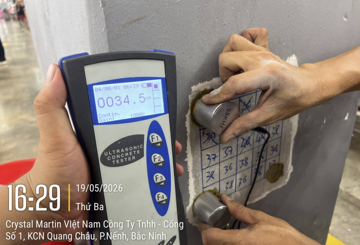 Ảnh có chứa văn bản, người, Điện thoại di động, cầm Mô tả được tạo tự động